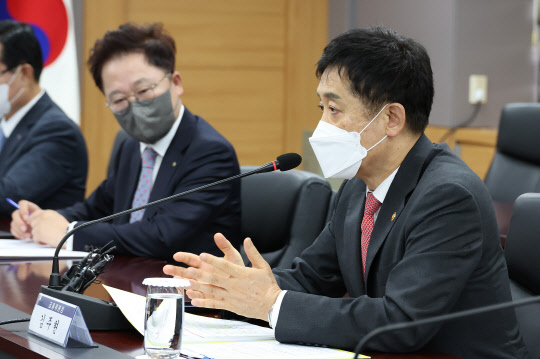 김주현 금융위원장이 2일 오전 서울 종로구 정부서울청사 금융위원회 대회의실에서 정책금융기관장들과 간담회를 열고, 경제·금융시장 안정 및 어려운 계층 지원을 위한 방안에 대해 논의했다. 금융위원회 제공